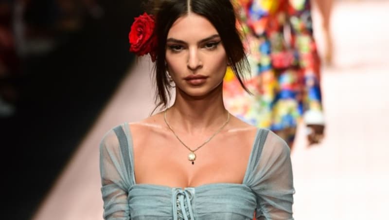 Emily Ratajkowski am Laufsteg für Docle & Gabbana (Bild: AFP)