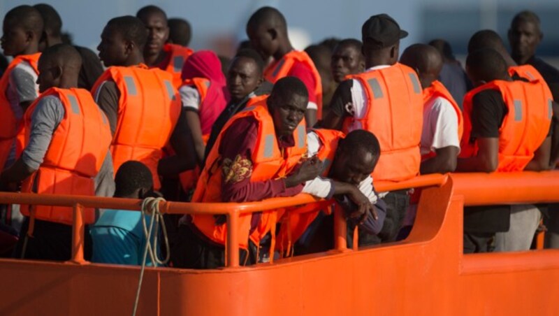 Migranten auf einem Rettungsschiff im Mittelmeer (Bild: AFP)