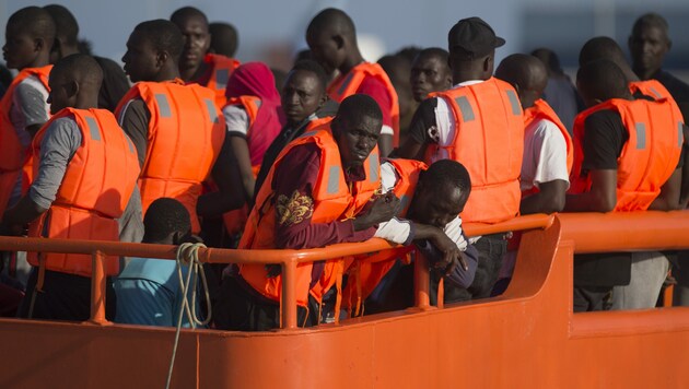 Migranten auf einem Rettungsschiff im Mittelmeer (Bild: AFP)