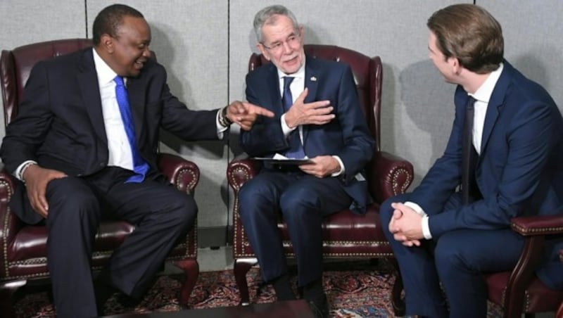 Der kenianische Präsident Uhuru Kenyatta, Bundespräsident Alexander Van der Bellen und Bundeskanzler Sebastian Kurz (Bild: APA/ROLAND SCHLAGER)