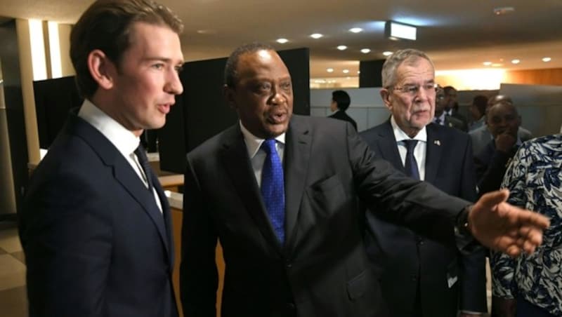 Bundeskanzler Sebastian Kurz, der kenianische Präsident Uhuru Kenyatta und Bundespräsident Alexander Van der Bellen (Bild: APA/ROLAND SCHLAGER)