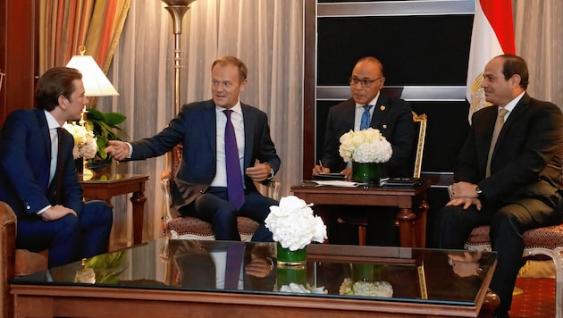 Sofort nach der Landung trafen Kurz und Tusk mit Ägyptens Staatschef Sisi zusammen. (Bild: DRAGAN TATIC)