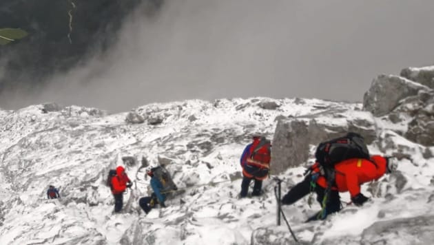 Die Männer von der Bergwacht am tief verschneiten Watzmann. (Bild: BRK)