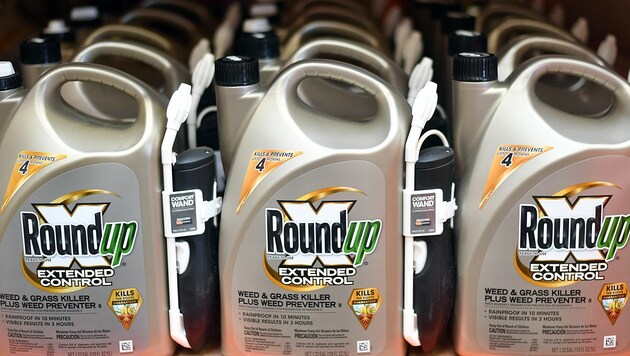 Die deutsche Bayer AG hat in den USA einen Rechtsstreit rund um das Unkrautvernichtungsmittel Roundup (Bild) verloren. (Bild: AFP/Josh Edelson)