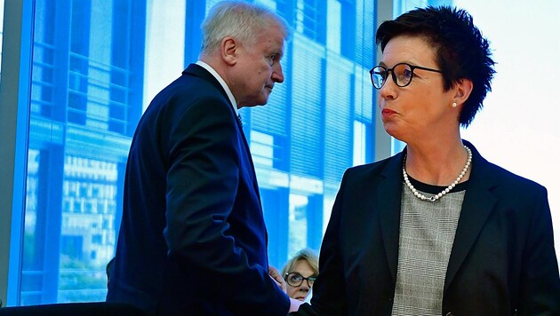 Innenminister Horst Seehofer und die frühere Bamf-Chefin Jutta Cordt (Bild: APA/AFP/TOBIAS SCHWARZ)