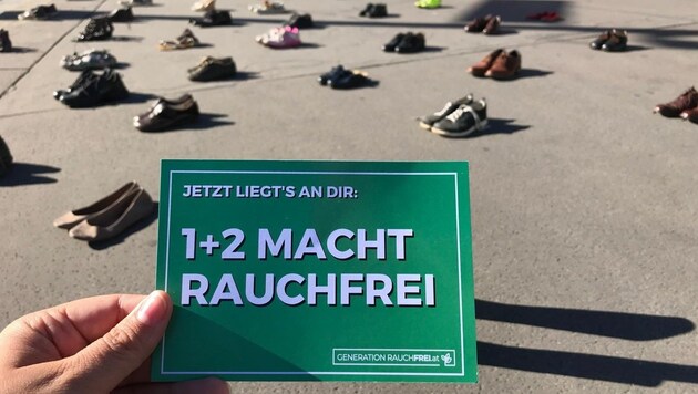 Protestaktion mit 431 Schuhen in der Wiener Innenstadt, um auf die Opfer von Passivrauch aufmerksam zu machen (Bild: APA/GENERATION RAUCHFREI)