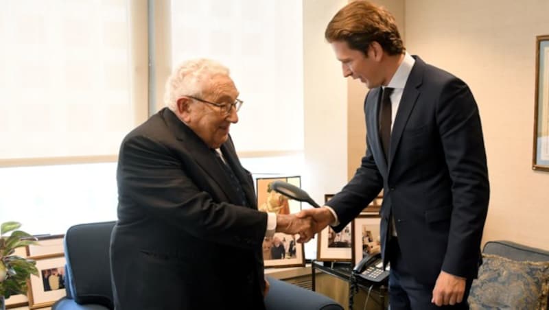 Der ehemalige US-Außenminister Henry Kissinger und Bundeskanzler Sebastian Kurz (Bild: APA/ROLAND SCHLAGER)