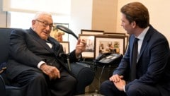 Der ehemalige US-Außenminister Henry Kissinger und Bundeskanzler Sebastian Kurz (Bild: APA/ROLAND SCHLAGER)