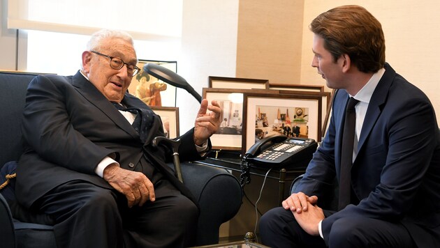 Der ehemalige US-Außenminister Henry Kissinger und Bundeskanzler Sebastian Kurz (Bild: APA/ROLAND SCHLAGER)