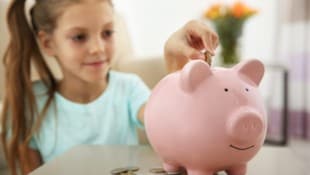 Eltern sollten ihren Kindern Taschengeld geben – und zwar Bargeld, empfiehlt Erste Bank-Chefin Gerda Holzinger-Burgstaller. (Bild: ©Africa Studio - stock.adobe.com)