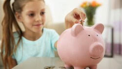 Am 31. Oktober gehen wieder zahlreiche Kinder mit ihren Sparschweinen zur Bank. (Bild: ©Africa Studio - stock.adobe.com)