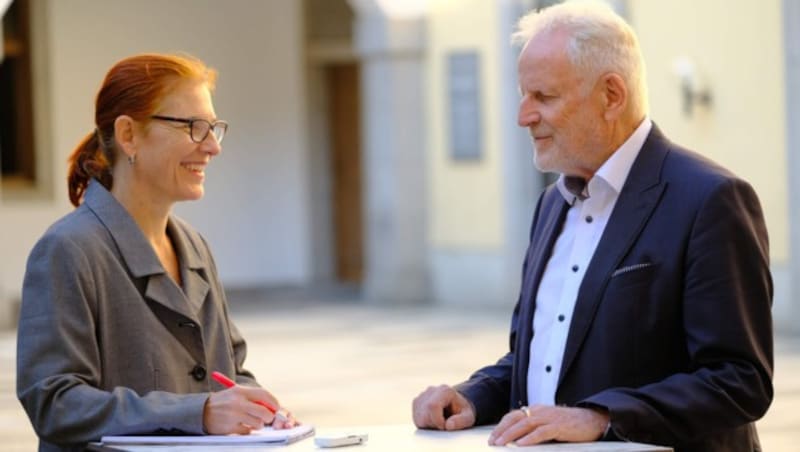 Bruno Buchberger gesteht Elisabeth Rathenböck: „Es berührt und ehrt mich, wenn ich als Musiker um ein Autogramm gebeten werde!“ (Bild: Horst Einöder)