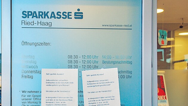 Der Aushang an der Sparkasse Mettmach (Bild: Pressefoto Scharinger © Daniel Scharinger)