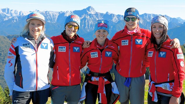 Gipfel erklommen: Daniela Iraschko-Stolz, Eva Pinkelnig, Chiara Hölzl, Jacqueline Seifriedsberger und Lisa Eder (Bild: Wallner Hannes/Kronenzeitung)