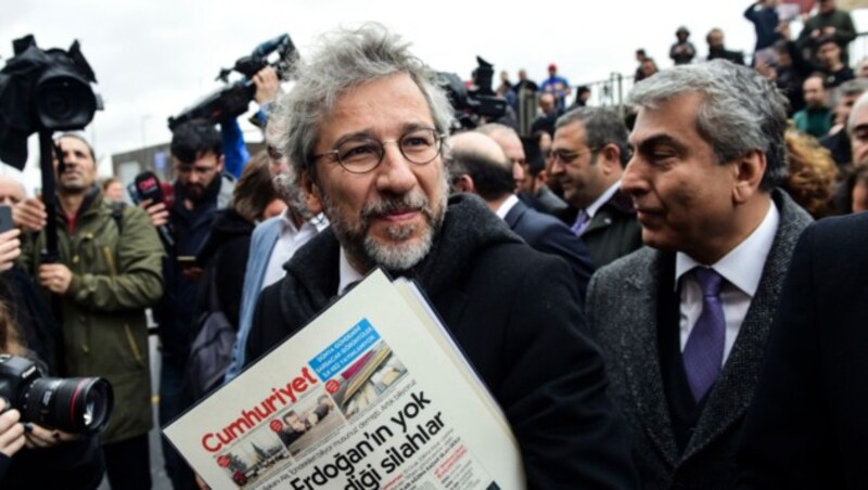 Der 57-jährige Journalist Can Dündar war wegen eines Artikels zu Waffenlieferungen des türkischen Geheimdiensts nach Syrien zu fünf Jahren und zehn Monaten Freiheitsstrafe verurteilt worden. Er lebt seit mehr als zwei Jahren in Deutschland im Exil. (Bild: AFP)