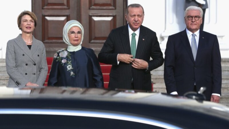 Der deutsche Präsident Frank-Walter Steinmeier (rechts im Bild) und seine Frau Elke Büdenbender (links) mit dem türkischen Präsidenten Recep Tayyip Erdogan und seiner Frau Emine Erdogan im Schloss Bellevue in Berlin (Bild: AFP)