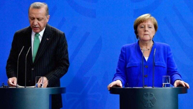 Erdogan und Merkel bei einer gemeinsamen Pressekonferenz in Berlin (Bild: AFP)