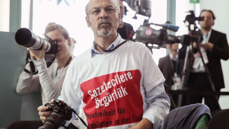 Ein Mann trägt bei der gemeinsamen Pressekonferenz von Merkel und Erdogan im Bundeskanzleramt ein T-Shirt mit der Aufschrift „Pressefreiheit für Journalisten in der Türkei“. (Bild: APA/dpa/Michael Kappeler)