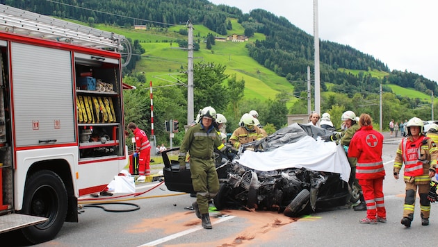 17. August 2015: Bei einem Frontalen zwischen Schladming und Pichl wurde eine dreiköpfige Familie aus Salzburg in diesem Pkw ausgelöscht - auch für die Feuerwehrleute der FF Schladming und Mandling-Pichl im Einsatz ein traumatischer Tag. (Bild: FF Schladming)