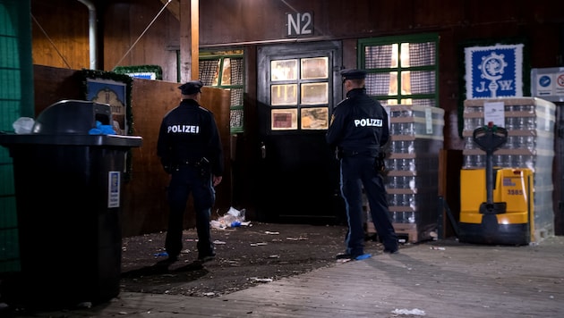 Polizisten untersuchen den Tatort auf dem Oktoberfestgelände am Augustiner-Zelt. (Bild: APA/dpa/Sven Hoppe)