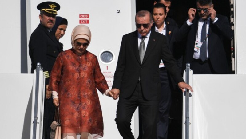 Erdogan mit Gattin bei der Landung in Köln (Bild: APA/AFP/DPA/Federico Gambarini)