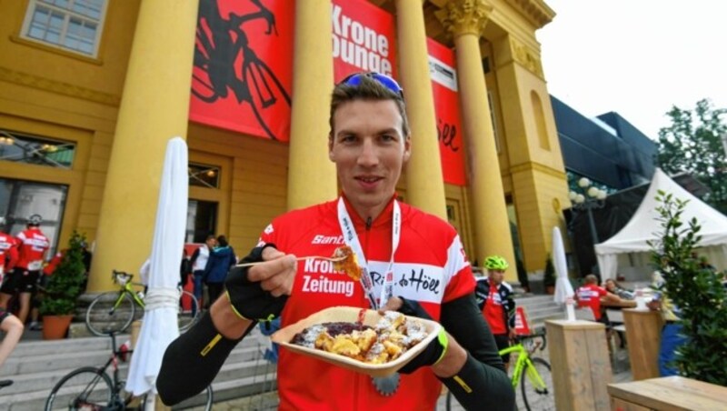 Martin Hauser aus Salzburg ließ sich den Kaiserschmarren schmecken. (Bild: zeitungsfoto.at)