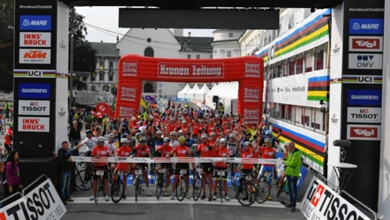 Es war ein tolles Bild, als sich die erste Gruppe der rund 500 Teilnehmer um 10 Uhr auf die Strecke wagte. (Bild: zeitungsfoto.at)