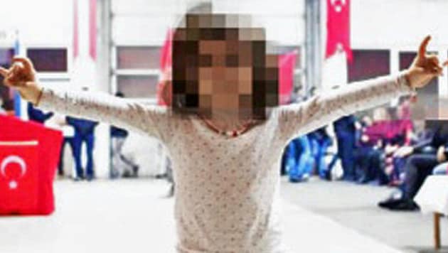Der türkische Wolfsgruß - hier von einem Mädchen bei einem MHP-Treffen in Wien - ist seit 1. März verboten. (Bild: facebook.com)