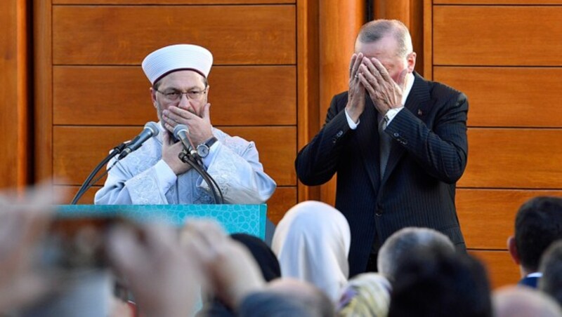 Erdogan beim gemeinsamen Gebet mit Ali Eras, dem Präsidenten der Türkisch-Islamischen Union (Bild: Copyright 2018 The Associated Press. All rights reserved.)