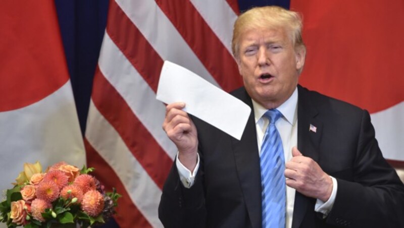 September 2018: Trump zeigt einen Brief, den er von Kim erhalten hat. (Bild: AFP)