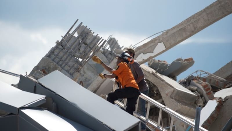 Rettungskräfte suchen weiter nach Überlebenden. (Bild: AFP)