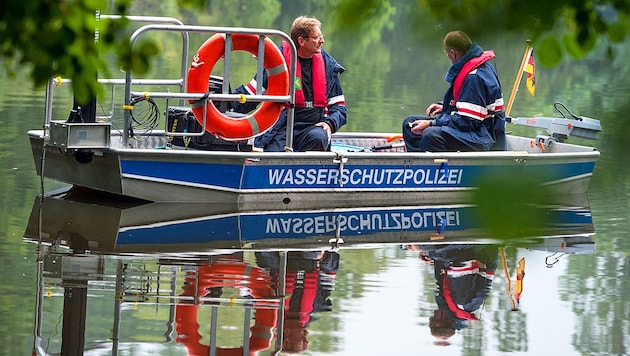 Die baden-württembergische Wasserschutzpolizei ermittelt, wie es zu dem Unglück kommen konnte. (Bild: APA/dpa/Philipp Schulze)