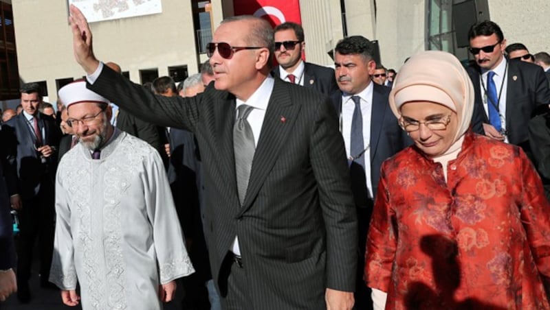 Der türkische Präsident Recep Tayyip Erdogan (hier mit Gattin Emine) bei einer Moschee-Eröffnung in Köln (Bild: AP)