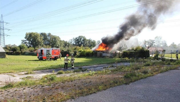 Direkt über der Brandstelle führt eine Hochspannungsleitung darüber (Bild: BFW Linz)