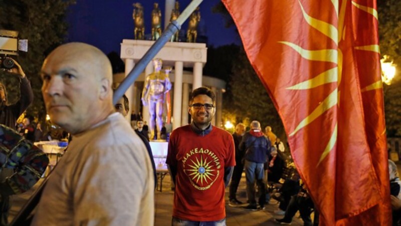 Gegner einer Umbenennung feiern in der mazedonischen Hauptstadt Skopje. (Bild: AP)