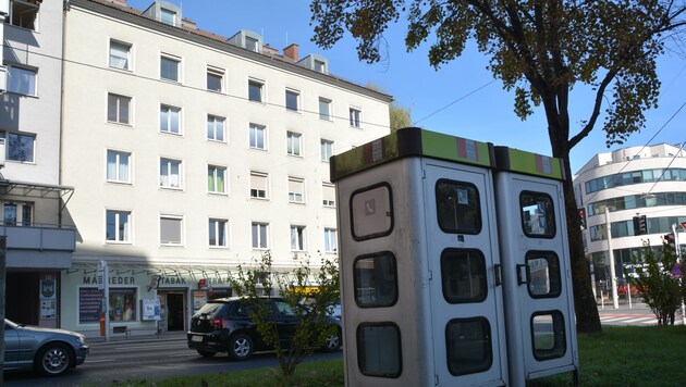 An dieser Telefonzelle in der Freistädterstraße in Linz fanden Ermittler drei Einschusslöcher (Bild: Johann Haginger)