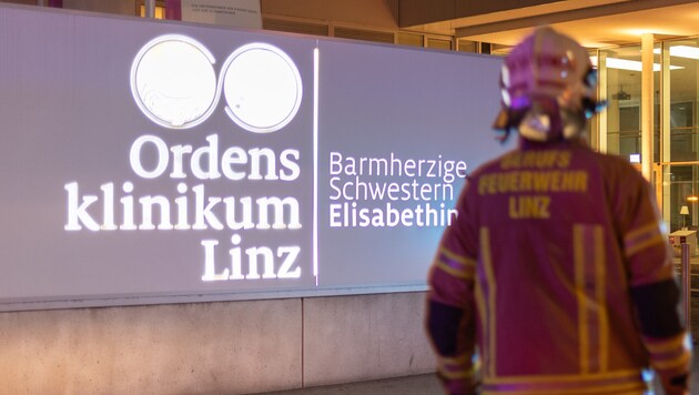 Zu einem gefährlichen Brand kam es Sonntagabend im Keller des Krankenhauses der Elisabethinen Linz. (Bild: FOTOKERSCHI.AT/KERSCHBAUMMAYR)
