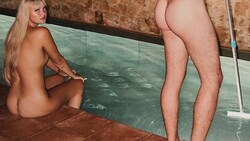 Bonnie Strange nackt am Pool - aber nicht allein. (Bild: instagram.com/bonniestrange)