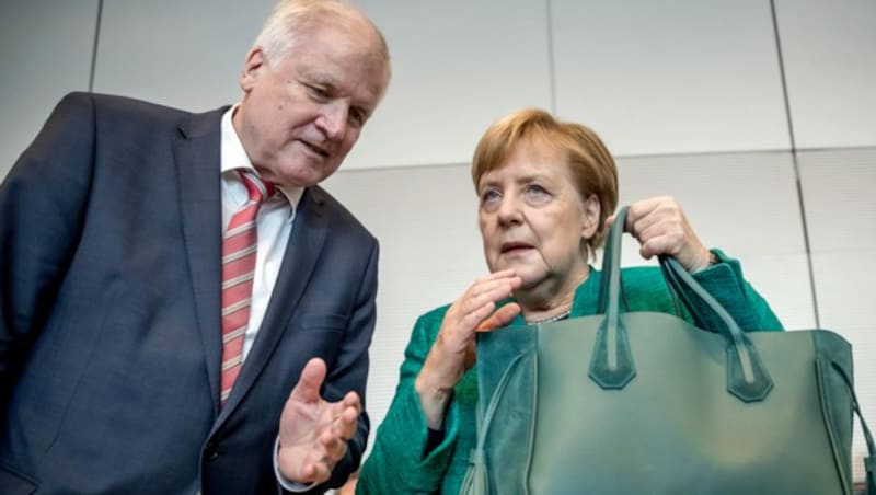 Lieferten sich wochenlang ein Gefecht um den Kurs der Union: CSU-Chef Horst Seehofer und CDU-Kanzlerin Angela Merkel (Bild: APA/AFP/dpa/Michael Kappeler)