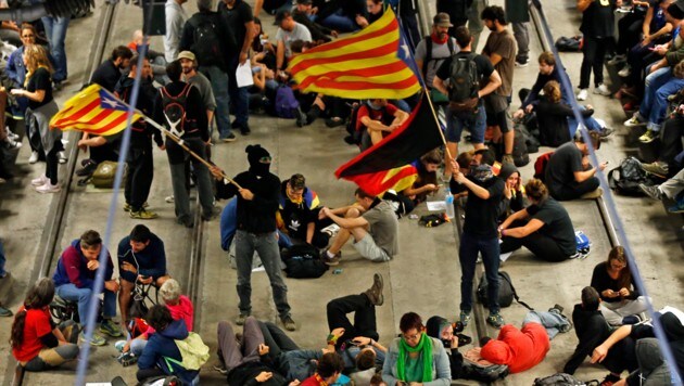 Separatisten blockieren den Bahnhof von Girona. (Bild: ASSOCIATED PRESS)