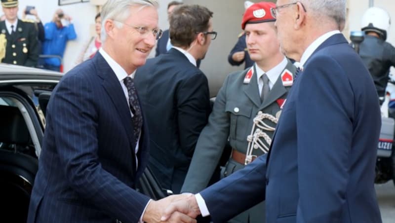 Bundespräsident Alexander Van Der Bellen schüttelt König Philippe von Belgien beim Empfang vor der Hofburg die Hand. (Bild: Copyright 2018 The Associated Press. All rights reserved.)