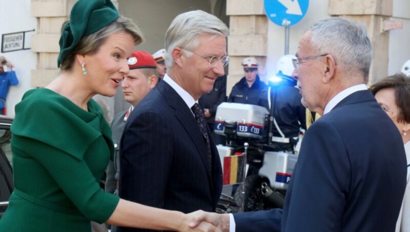 Königin Mathilde und König Philippe freuten sich über den herzlichen Empfang von Alexander Van der Bellen in Österreich. (Bild: AP)