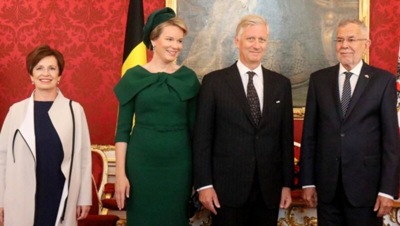 Doris Schmidauer und Alexander Van der Bellen hießen Königin Mathilde und König Philippe von Belgien in Wien herzlich willkommen. (Bild: Copyright 2018 The Associated Press. All rights reserved.)