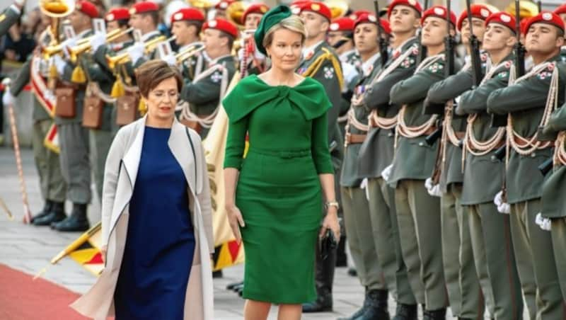 Doris Schmidauer mit Königin Mathilde beim Empfang vor der Hofburg in Wien (Bild: EPA)