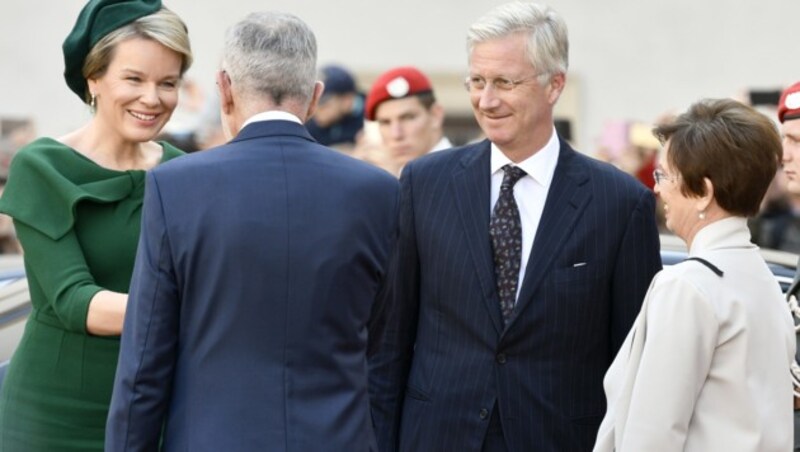 Königin Mathilde und König Philippe bei der Ankunft in Wien (Bild: APA/HANS PUNZ)