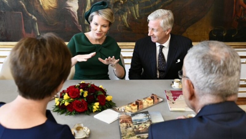 Bei Kaffee und Kuchen wurde in der Hofburg ein kurzes Pläuschchen abgehalten. (Bild: APA/HANS PUNZ)