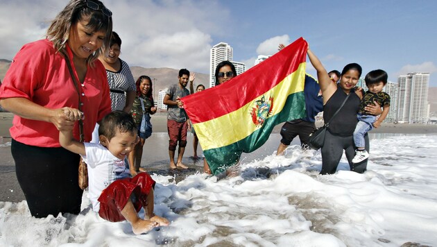 Bolivianer baden im Pazifik im chilenischen Iquique. Nach dem Urteil werden sie dies weiterhin auch lediglich als Touristen machen können. Ein eigener Meerzugang wurde Bolivien verwehrt. (Bild: IGNACIO MUNOZ/ATON CHILE)