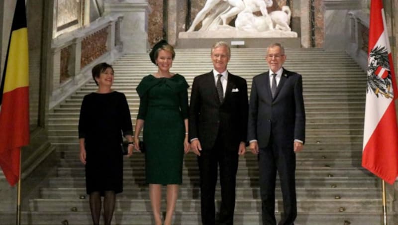 Bundespräsident Alexander Van der Bellen (rechts) und seine Frau Doris Schmidauer (links) mit dem belgischen Königspaar auf den Treppen des Kunsthistorischen Museums (Bild: Copyright 2018 The Associated Press. All rights reserved.)