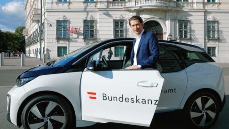 Bundeskanzler Sebastian Kurz (ÖVP) bewirbt den Umstieg auf E-Autos vor dem Bundeskanzleramt. (Bild: DRAGAN TATIC)