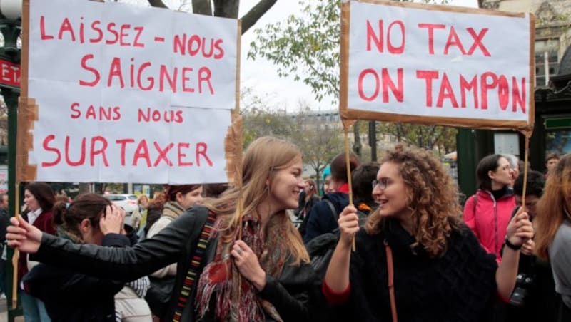 Weltweiter Protest: Frauen demonstrieren in Paris gegen die hohe Besteuerung von Hygieneartikeln. (Bild: AFP)